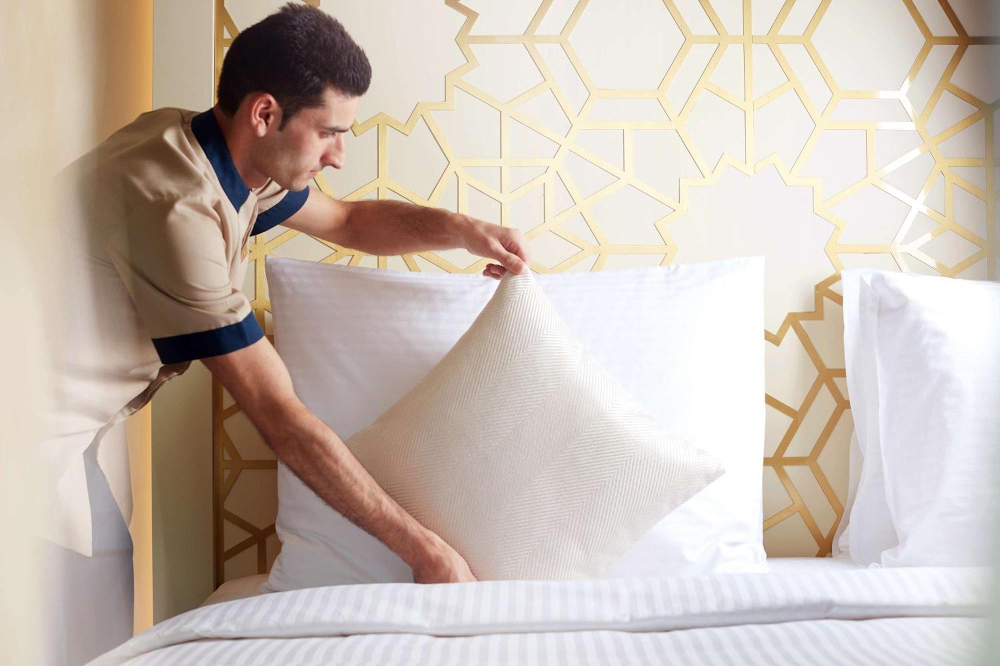 シャザ ホテル メッカ エクステリア 写真 A hotel housekeeper making a bed
