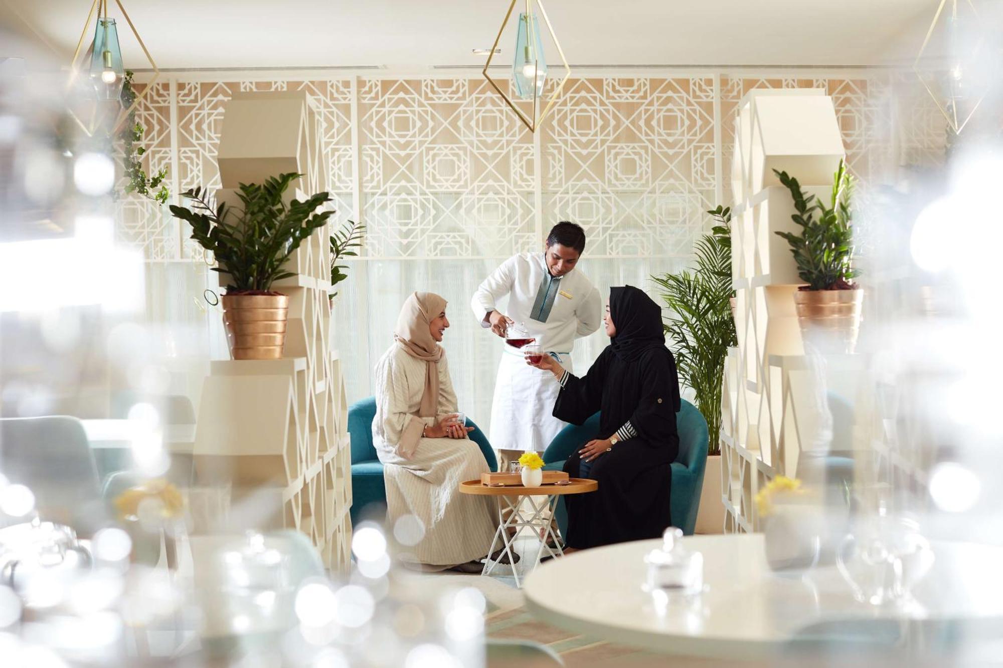 シャザ ホテル メッカ エクステリア 写真 Emirati women in traditional dress